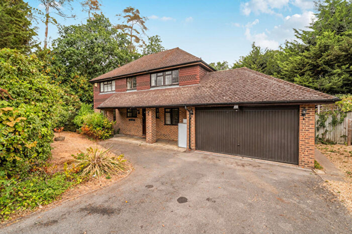 4 Bedroom Detached House For Sale In Perry Way, Lightwater, GU18
