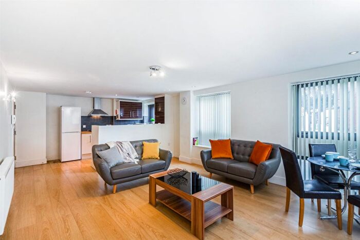 2 Bedroom Flat To Rent In Cardigan Road, Hyde Park, Leeds, LS6