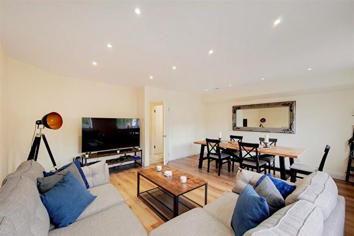 3 Bedroom Flat To Rent In Croydon Road, Caterham, CR3