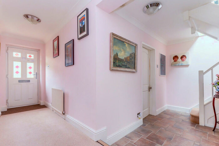 4 Bedroom Chalet For Sale In Osborne Road, Bowers Gifford, SS13