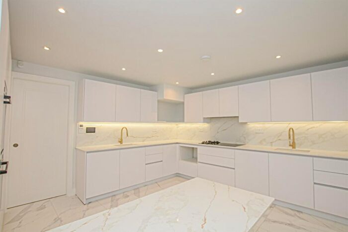 4 Bedroom House To Rent In Danescroft Gardens, Hendon, NW4