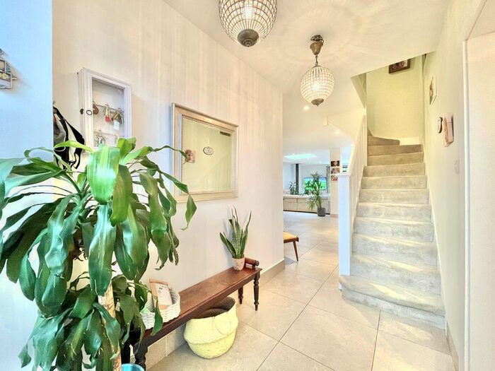 1 Bedroom Semi-Detached House To Rent In North Finchley, London, N12