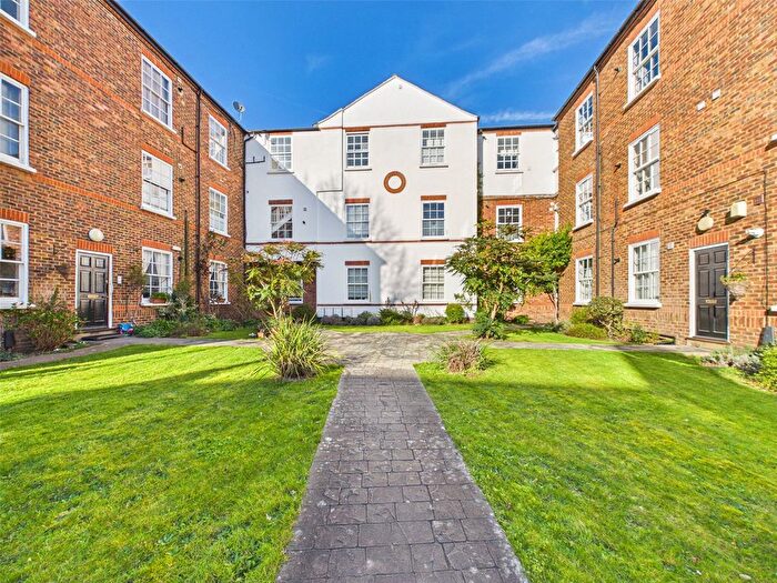 1 Bedroom Flat To Rent In Courtyard Apartments, Teddington, TW11