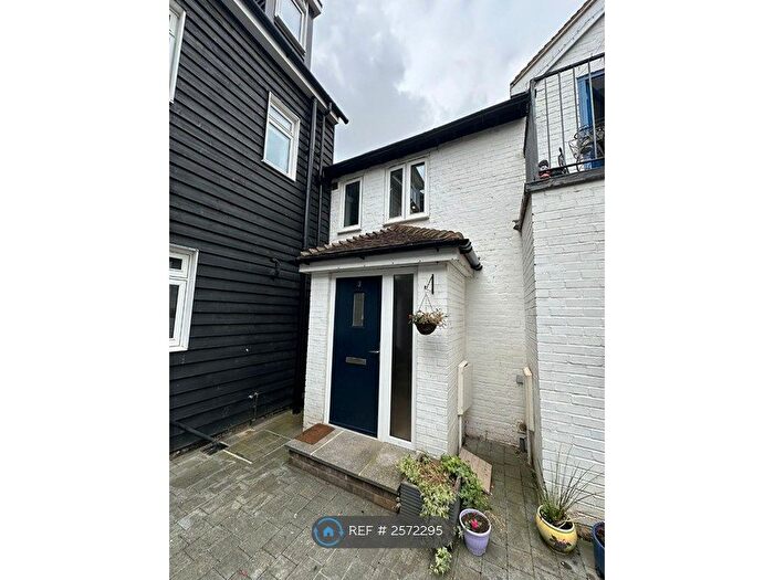 2 Bedroom Flat To Rent In High Street, Kent, ME20