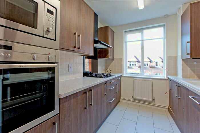 1 Bedroom Flat To Rent In Birnbeck Court, Finchley Road, NW11