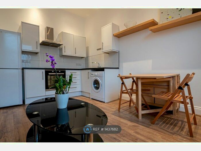 2 Bedroom Flat To Rent In Hayter Road, London, SW2