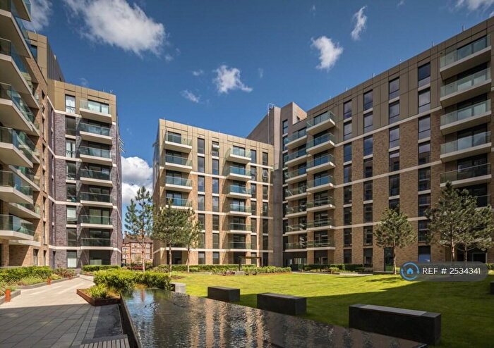 3 Bedroom Flat To Rent In Hamond Court, Kingston Upon Thames, KT2