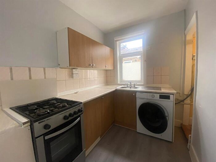 2 Bedroom Maisonette To Rent In Victoria Road, Hendon, NW4