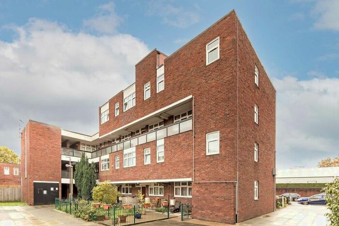 3 Bedroom Property To Rent In Woking Close, London, SW15