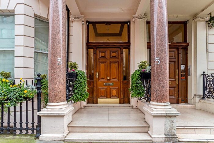 3 Bedroom Flat To Rent In De Vere Gardens, Kensington, London, W8