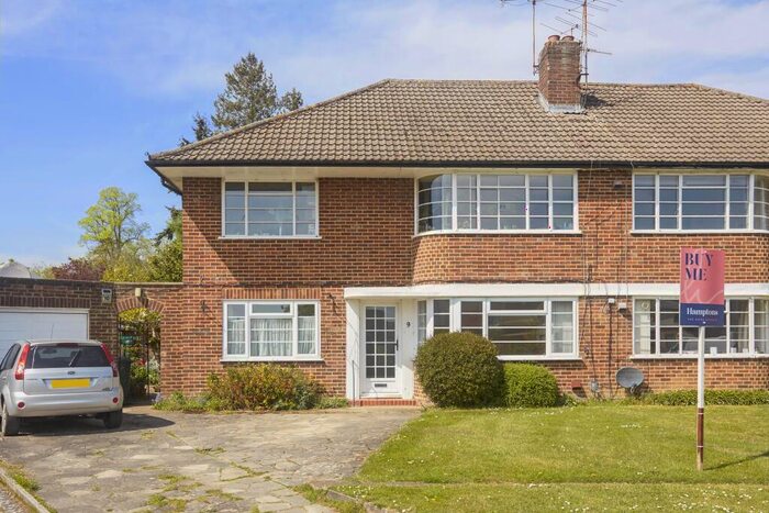 2 Bedroom Maisonette For Sale In Evesham Close, Reigate, RH2
