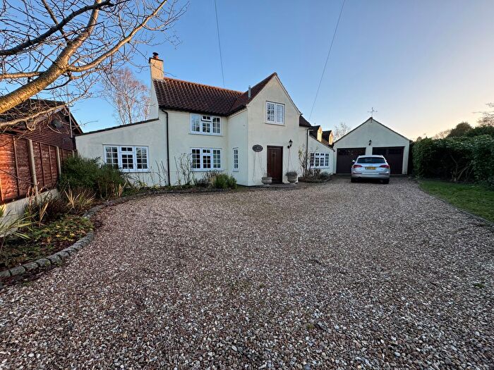 4 Bedroom Detached House For Sale In Foulsham Road, Bintree, NR20