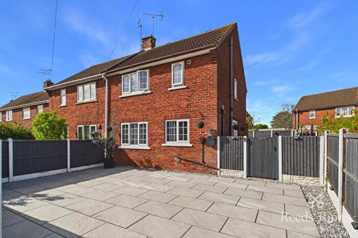 2 Bedroom Semi Detached House For Sale In Lindrick Close, Carlton-in-Lindrick, Worksop, Nottinghamshire, S81