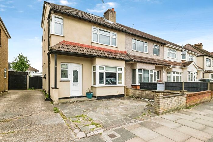4 Bedroom End Of Terrace House For Sale In Stanley Road, Hornchurch, RM12