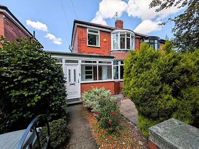 3 Bedroom Semi-Detached House For Sale In Broadway, Chadderton, Oldham, OL9