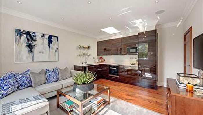 2 Bedroom Flat To Rent In - Kensington Gardens Square, London, W2