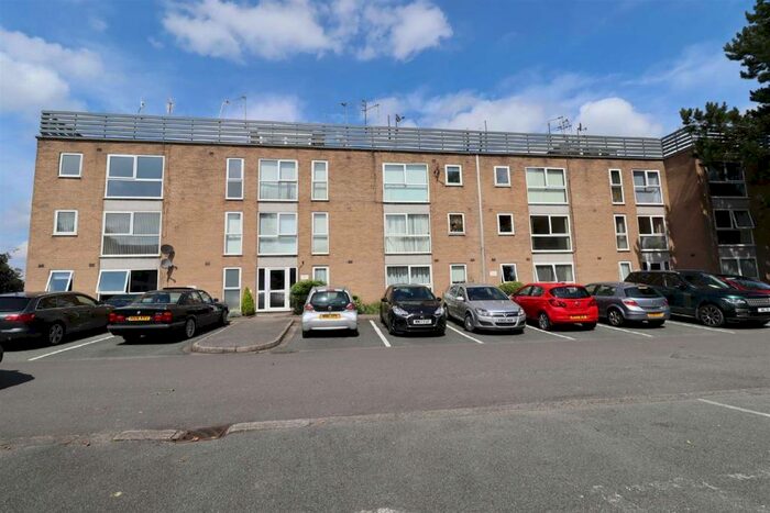 2 Bedroom Flat To Rent In Linden Court, Macclesfield, Cheshire, SK10