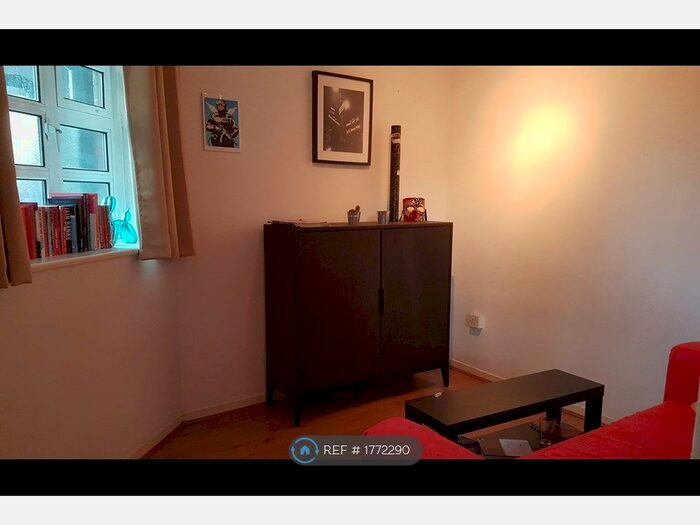 3 Bedroom Flat To Rent In Solent House, London, E1