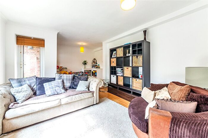 3 Bedroom Flat To Rent In Edensor Gardens, Chiswick, London, W4