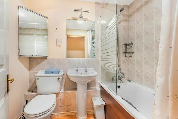 2 Bedroom Flat To Rent In Knaresborough Place, London, SW5