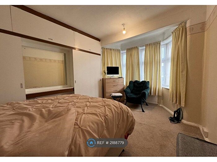 3 Bedroom Semi-Detached House To Rent In Upminster Road North, Rainham, RM13