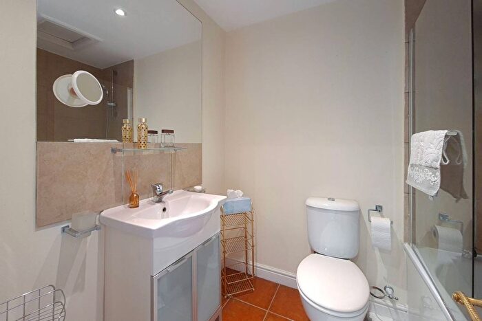 2 Bedroom Flat To Rent In Redcliffe Gardens, Chelsea, London, SW10