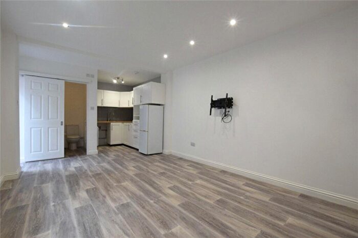 1 Bedroom Apartment To Rent In Owlsmoor Road, Owlsmoor, Sandhurst, Berkshire, GU47