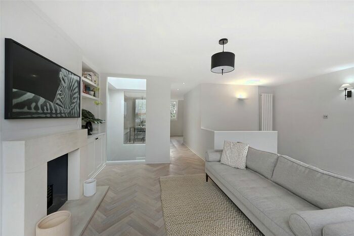 3 Bedroom Flat To Rent In Cornwall Gardens, South Kensington, SW7