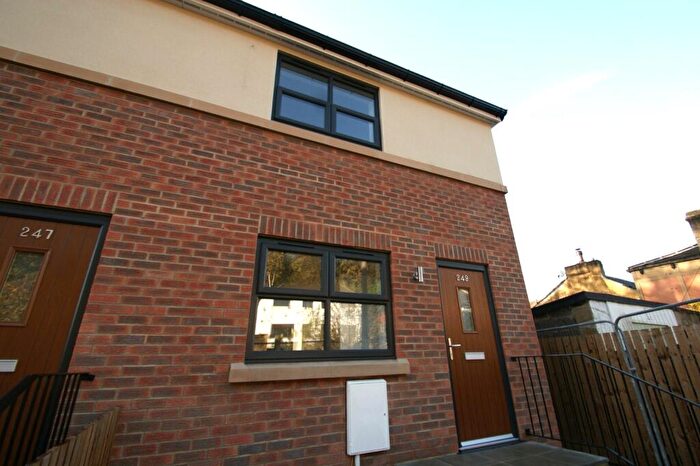 2 Bedroom House To Rent In Pudsey Road, Leeds, West Yorkshire, Uk, LS13