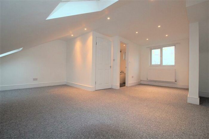 3 Bedroom Flat To Rent In Whittington Road, Bowes Park, N22