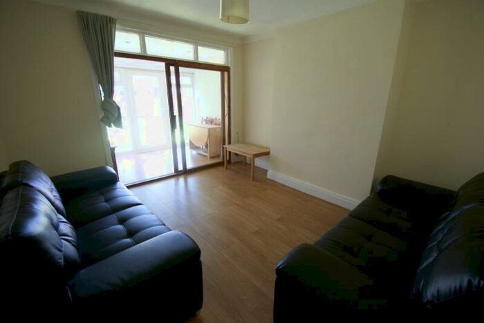 5 Bedroom Semi-Detached House To Rent In The Turnways, Headingley, Leeds, LS6