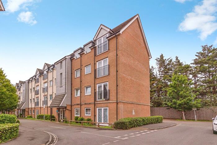 2 Bedroom Flat For Sale In Tudor Crescent, Portsmouth, PO6