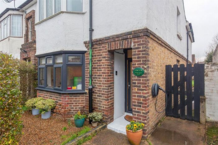 2 Bedroom Flat For Sale In Queen Mary Road, Upper Norwood, London, SE19