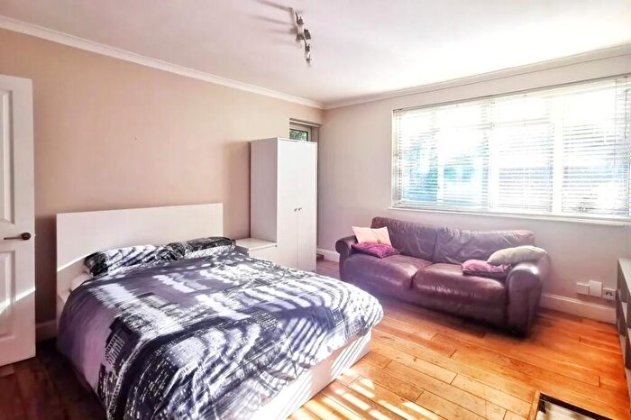 3 Bedroom Flat To Rent In Finborough Road, London, SW10