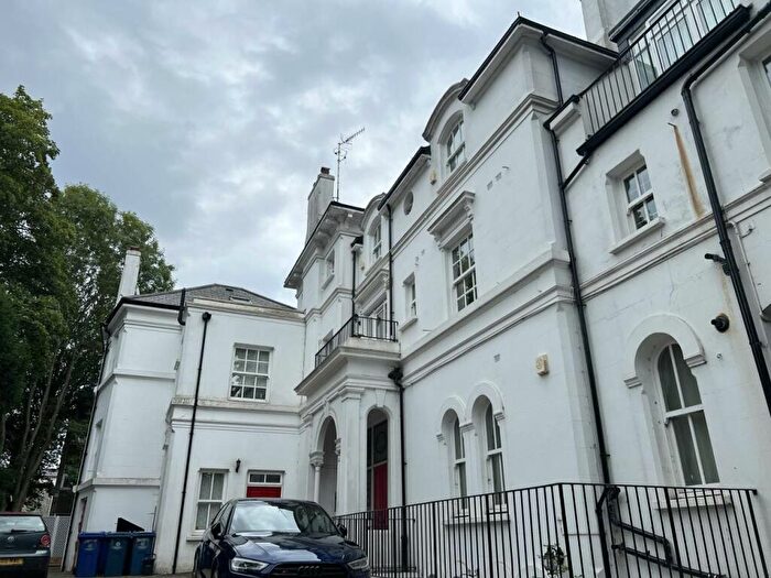 3 Bedroom Flat To Rent In West Hill Hall, West Hill, Harrow-on-the-hill, HA2
