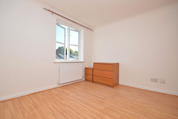 1 Bedroom Flat To Rent In Green Court, Tower Hamlets, E1