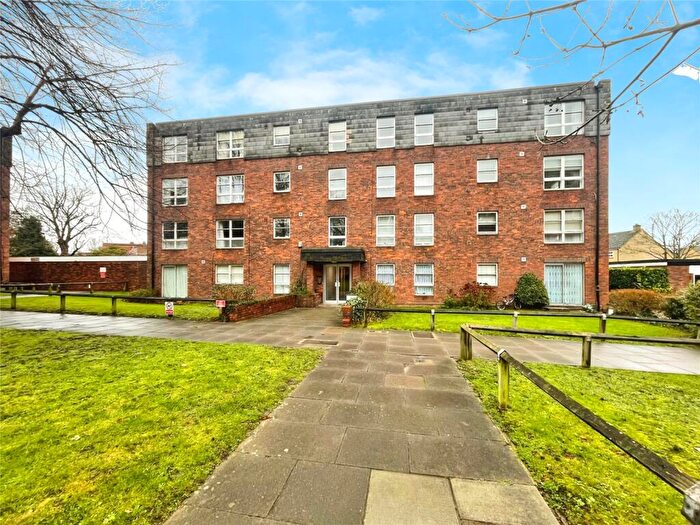 2 Bedroom Flat For Sale In Marlowe Gardens, London, SE9