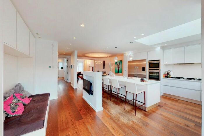 4 Bedroom Semi-Detached House To Rent In Wentworth Road, London, NW11