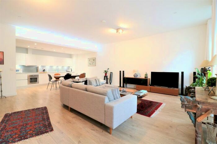 3 Bedroom Apartment To Rent In Williamsburg Plaza, Blackwall, Canary Wharf, London, E14