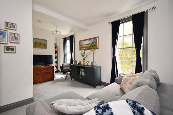 2 Bedroom Flat For Sale In Castle Hill Road, Hastings, TN34
