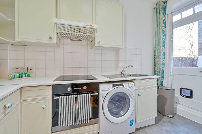 1 Bedroom Flat For Sale In Pennard Mansions, Shepherd's Bush, London, W12