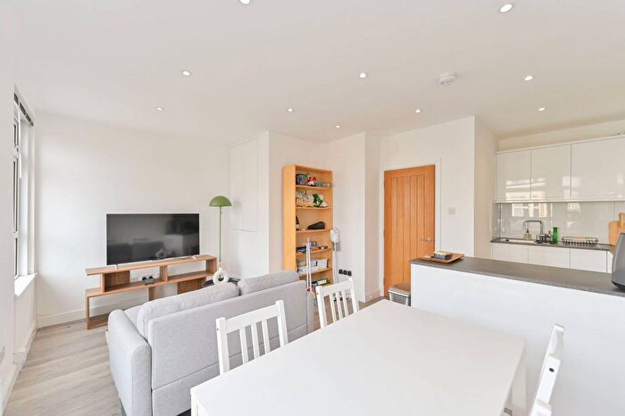 2 Bedroom Flat To Rent In Lavender Hill, Battersea, London, SW11