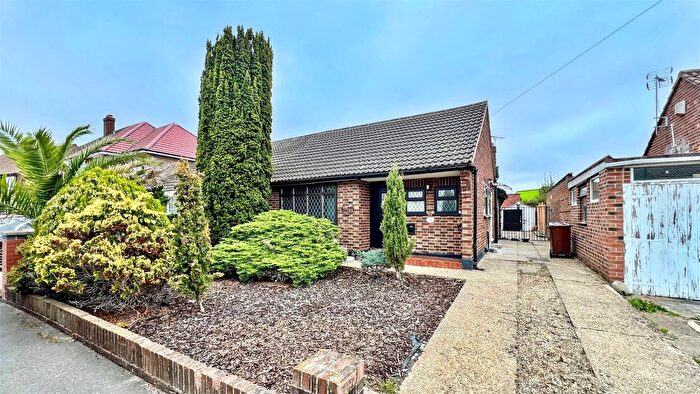 2 Bedroom Semi-detached Bungalow For Sale In Blackberry Farm Close, Heston, TW5