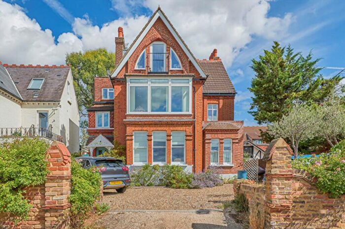 2 Bedroom Flat For Sale In Lower Ham Road, Kingston, KT2