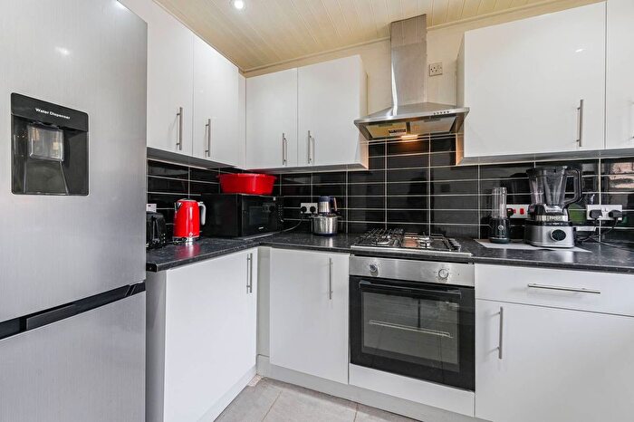 3 Bedroom End Terrace House For Sale In Southerngate Way, New Cross, London, SE14