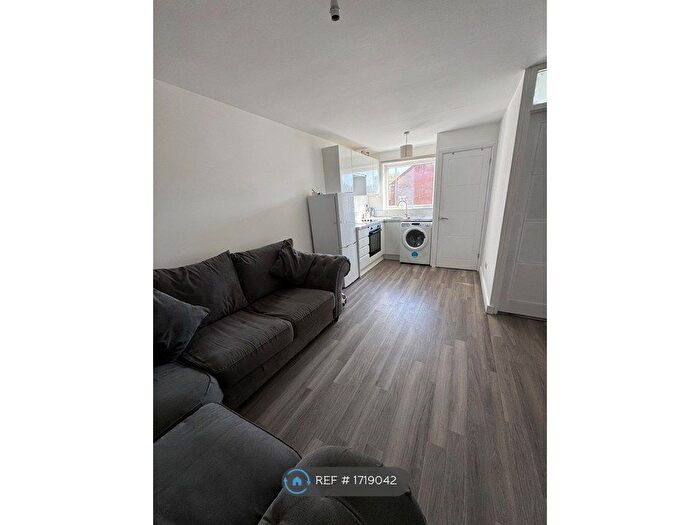 1 Bedroom Flat To Rent In London Colney, St Albans, AL2