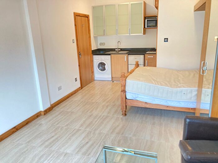 1 Bedroom Flat To Rent In Very Near Gunnersbury Gardens Area, Acton Town, W3