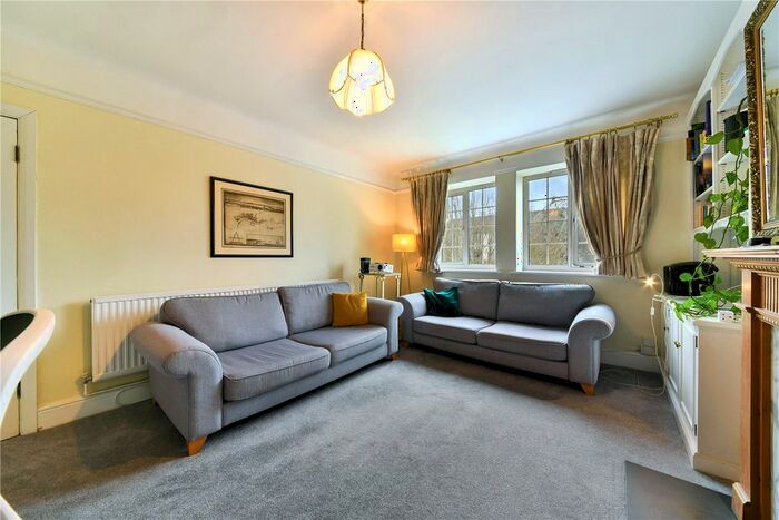 2 Bedroom Flat To Rent In Gloucester Court, Kew Road, Kew, TW9