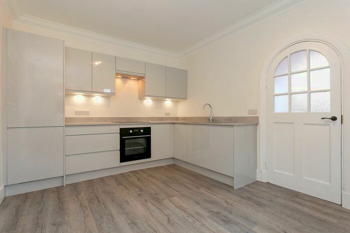 2 Bedroom Ground Flat To Rent In Woodside Walk, Harrogate, HG1