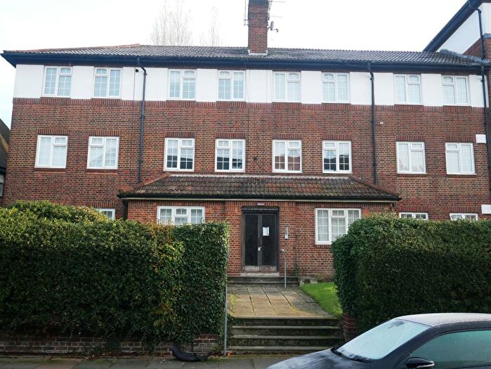 2 Bedroom Apartment To Rent In Queens Road, London, NW4